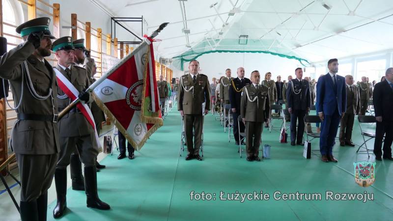 Poczet sztandarowy i goście podczas śpiewania hymnu narodowego